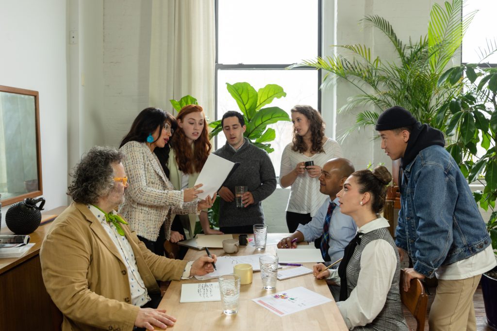 Réunion entre professionnels dans le cadre d’une intervention de psychologie du travail à Rochefort