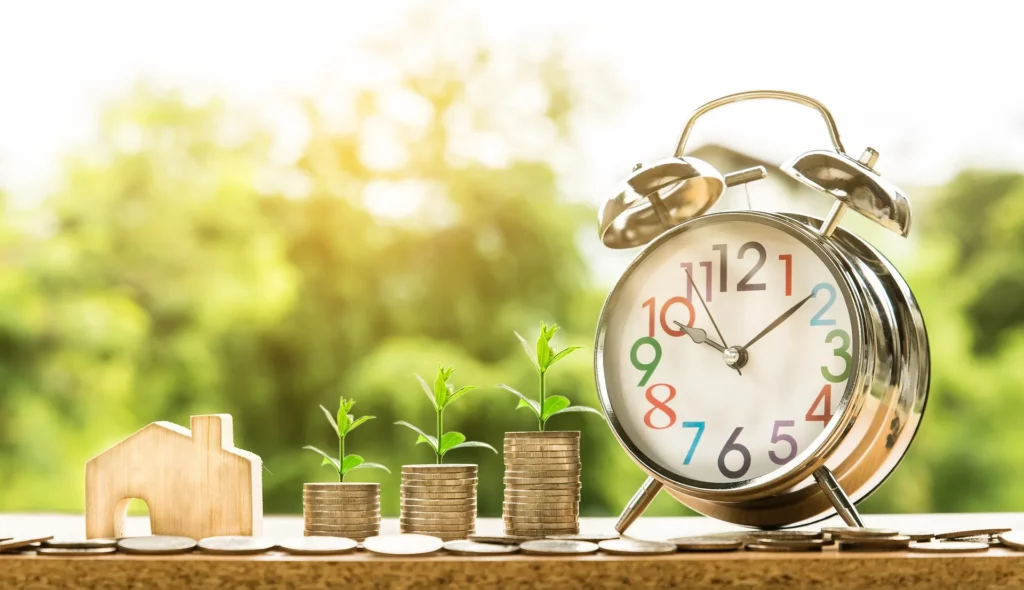 Pièces de monnaie et réveil illustrant le tarif et le remboursement des consultations